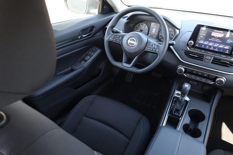 Nissan Altima Vehicle Image 22