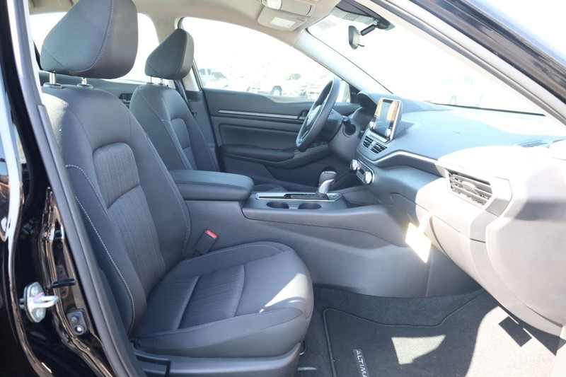 Nissan Altima Vehicle Image 23