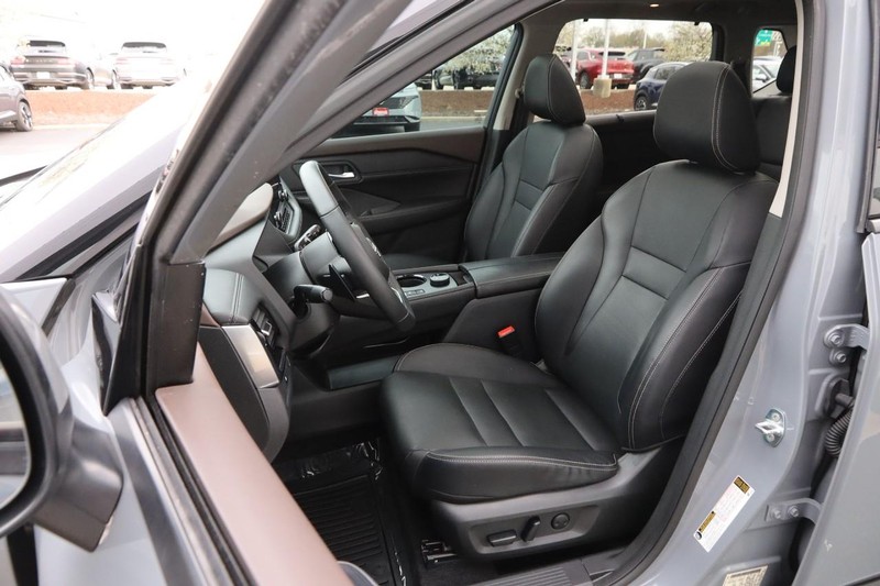 Nissan Rogue Vehicle Image 10