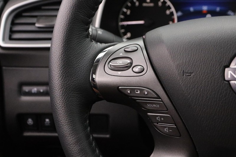 Nissan Murano Vehicle Image 11