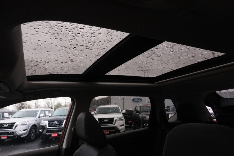 Nissan Rogue Vehicle Image 09