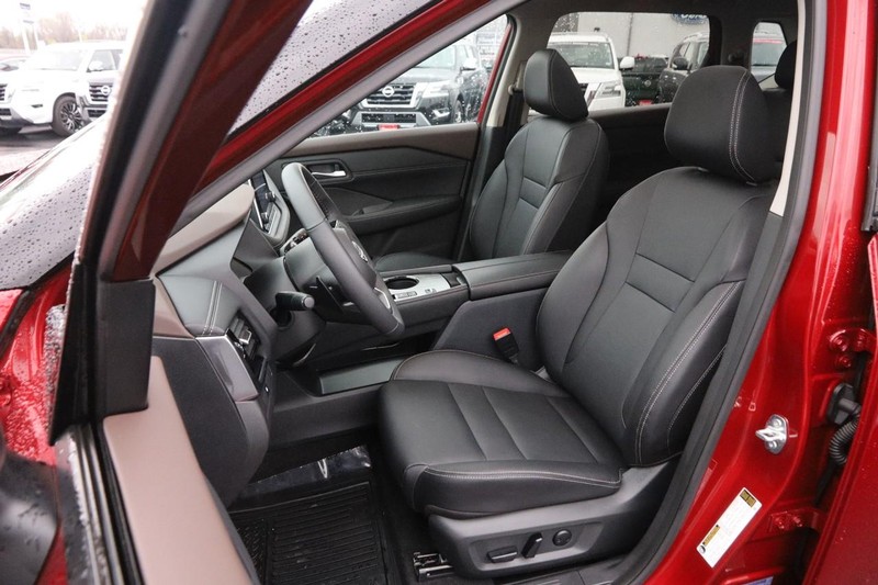 Nissan Rogue Vehicle Image 11