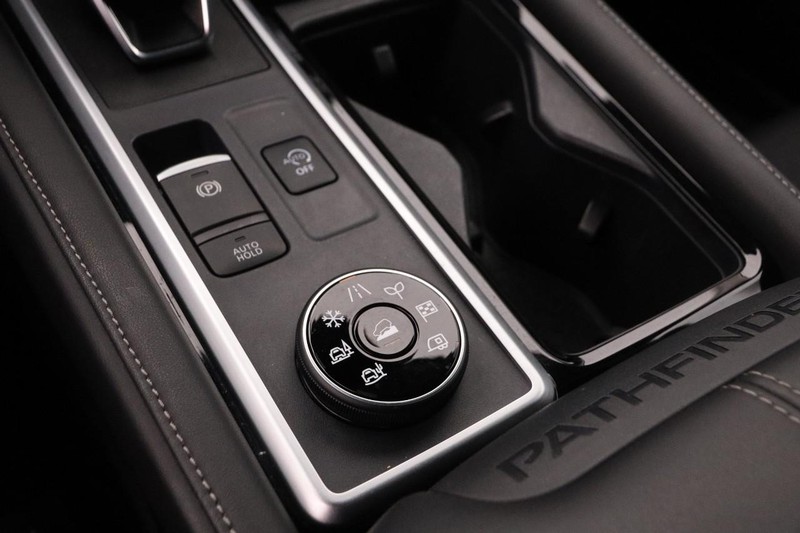 Nissan Pathfinder Vehicle Image 19