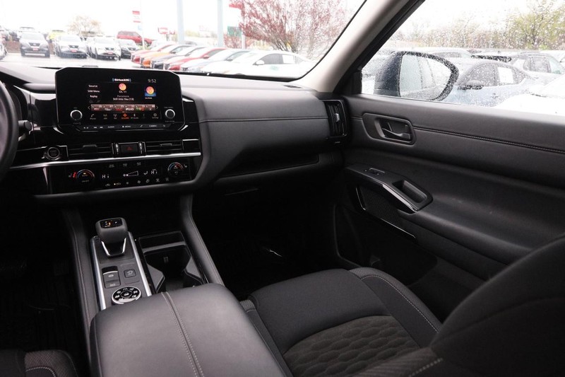 Nissan Pathfinder Vehicle Image 24