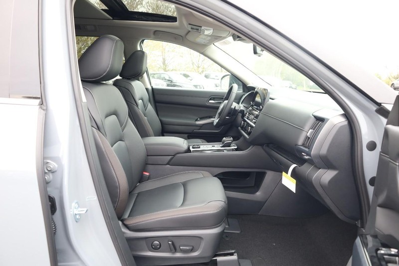 Nissan Pathfinder Vehicle Image 28