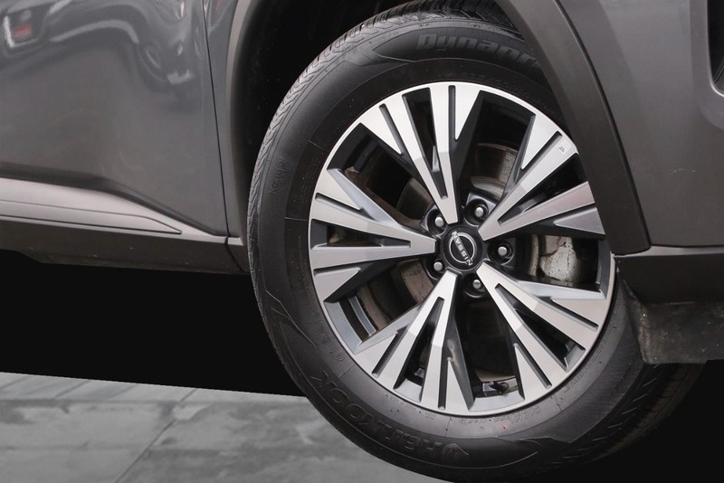 Nissan Rogue Vehicle Image 03