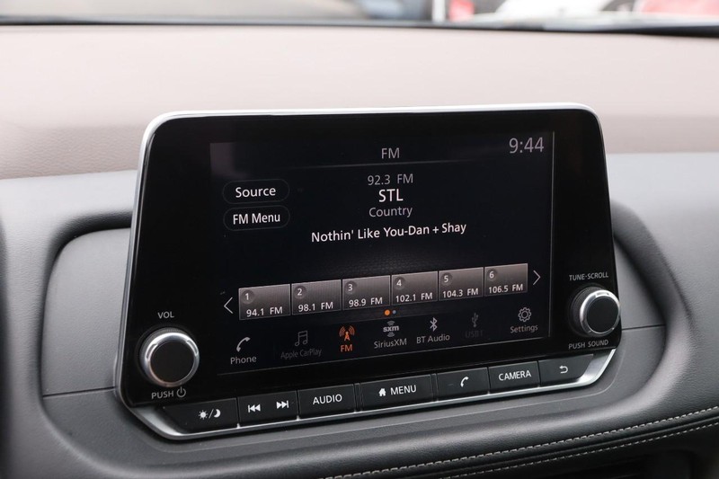 Nissan Rogue Vehicle Image 14