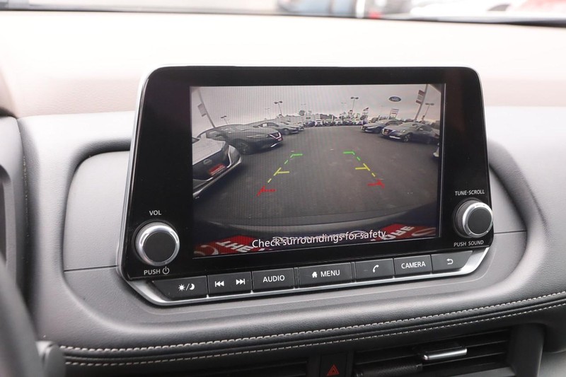 Nissan Rogue Vehicle Image 15