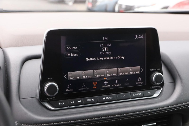 Nissan Rogue Vehicle Image 16