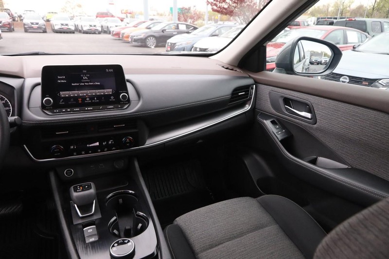 Nissan Rogue Vehicle Image 24