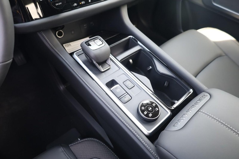 Nissan Pathfinder Vehicle Image 16