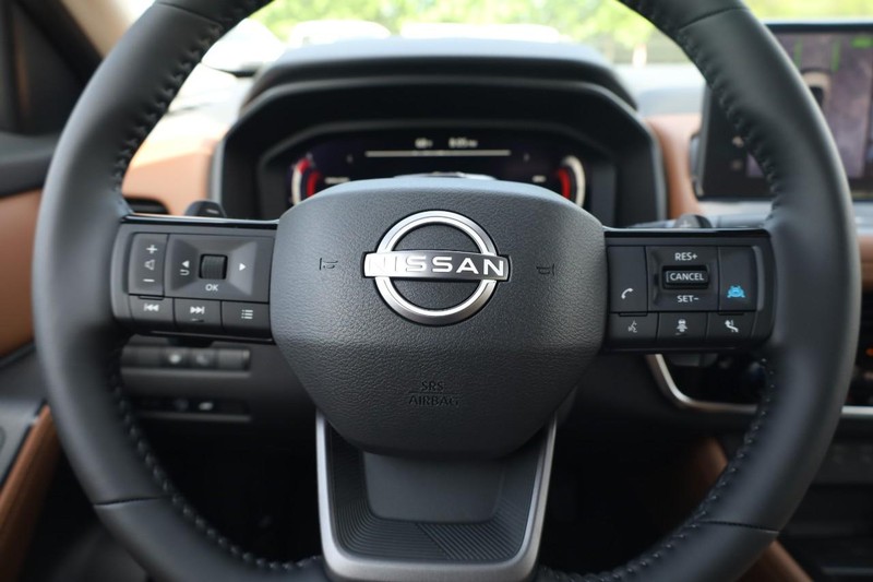 Nissan Rogue Vehicle Image 09