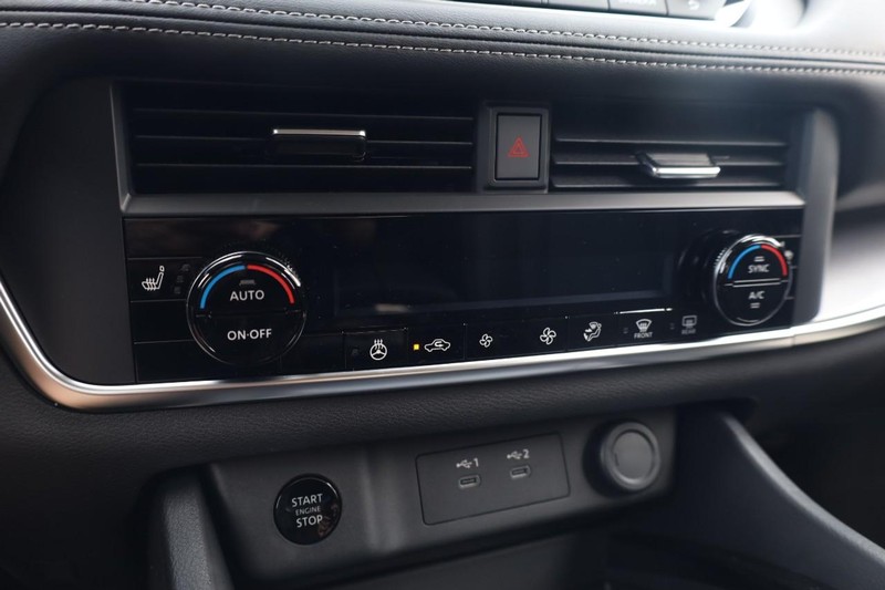 Nissan Rogue Vehicle Image 14