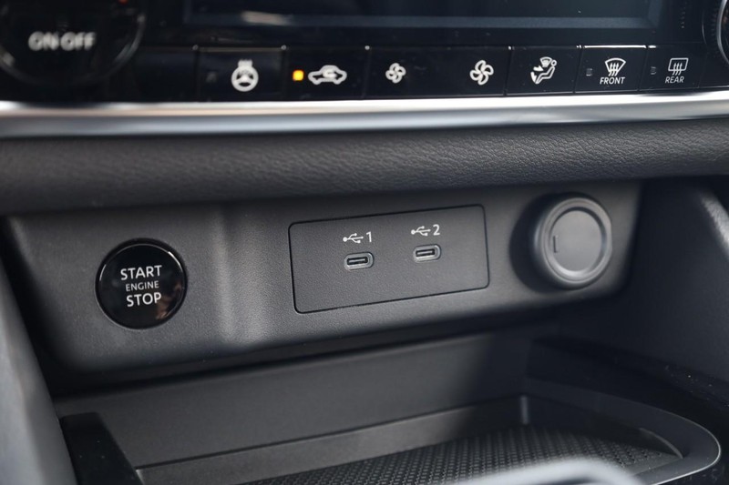 Nissan Rogue Vehicle Image 15