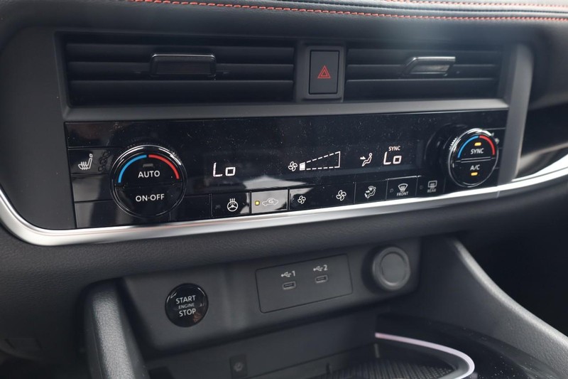 Nissan Rogue Vehicle Image 14