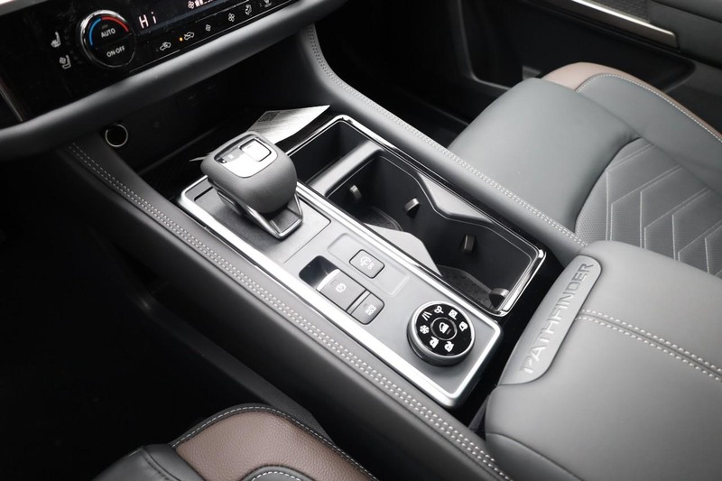 Nissan Pathfinder Vehicle Image 16