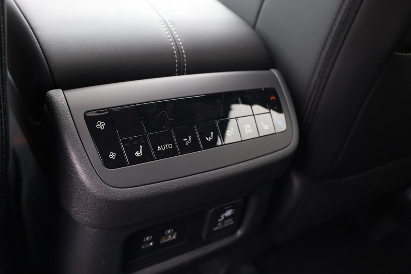 Nissan Pathfinder Vehicle Image 23