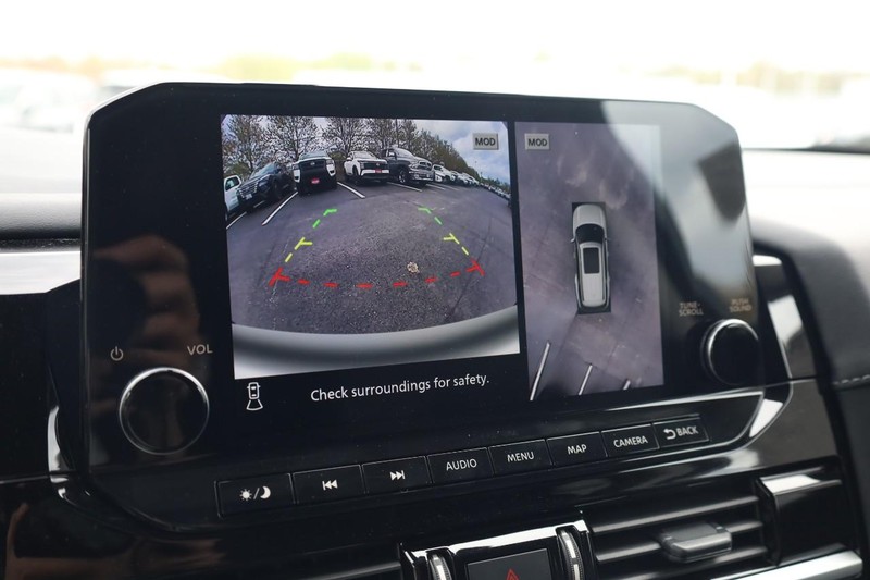 Nissan Pathfinder Vehicle Image 13