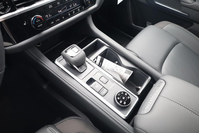 Nissan Pathfinder Vehicle Image 16