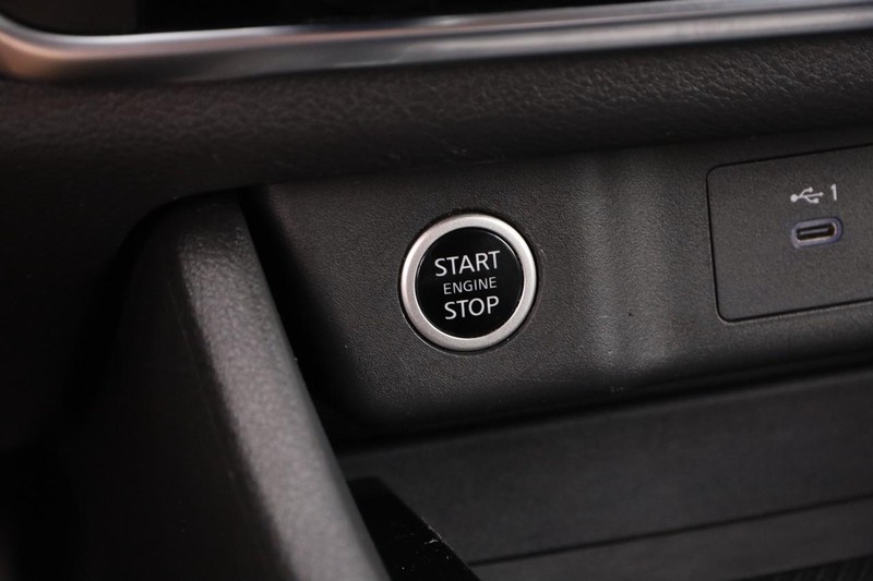 Nissan Rogue Vehicle Image 14