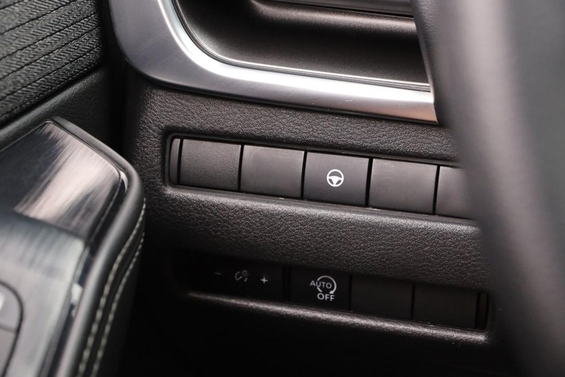 Nissan Rogue Vehicle Image 19