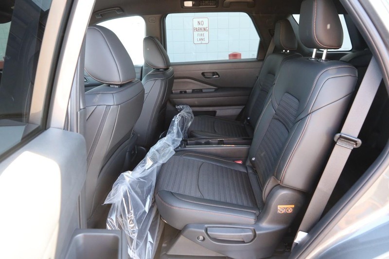 Nissan Pathfinder Vehicle Image 10
