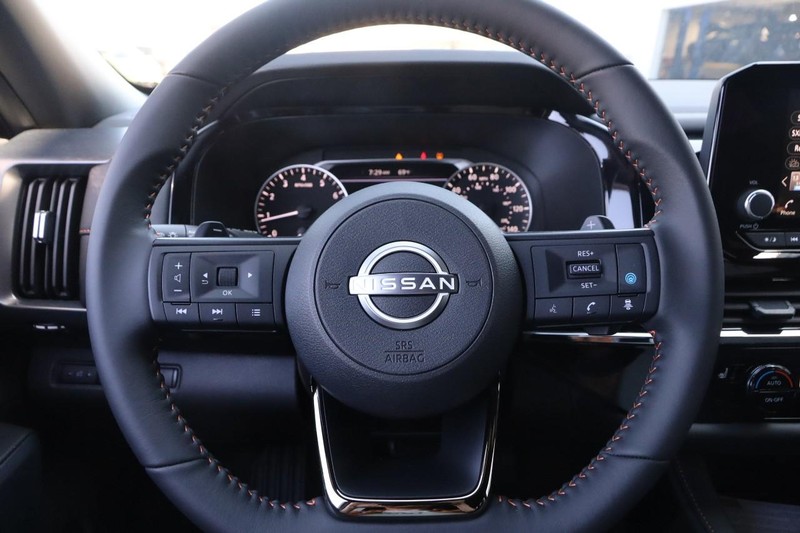 Nissan Pathfinder Vehicle Image 12
