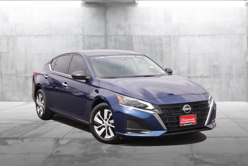 Nissan Altima Vehicle Image 02