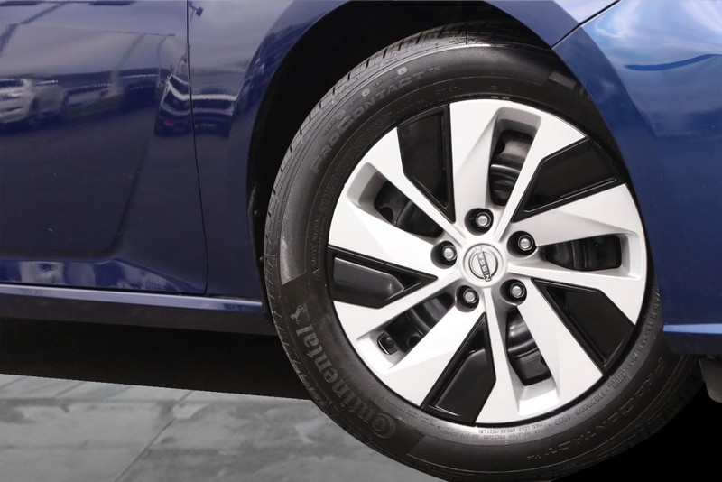 Nissan Altima Vehicle Image 03