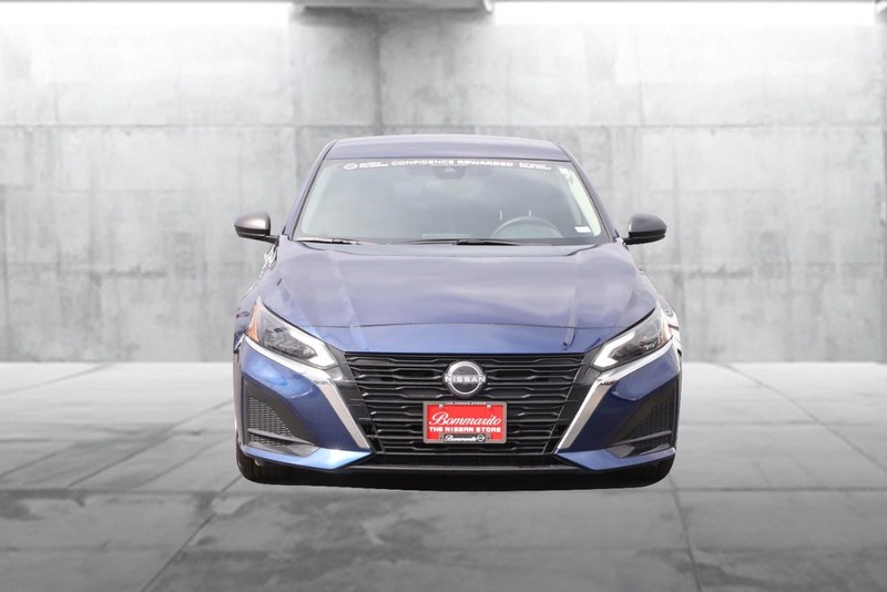 Nissan Altima Vehicle Image 04