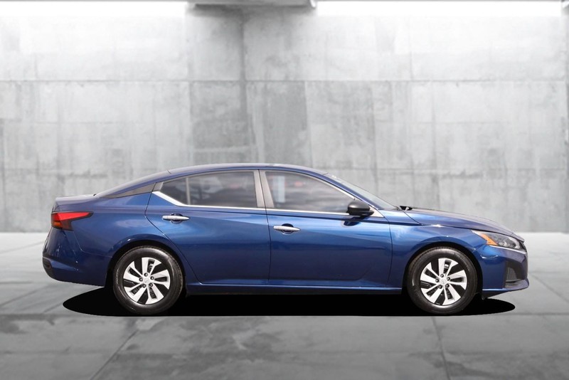 Nissan Altima Vehicle Image 05