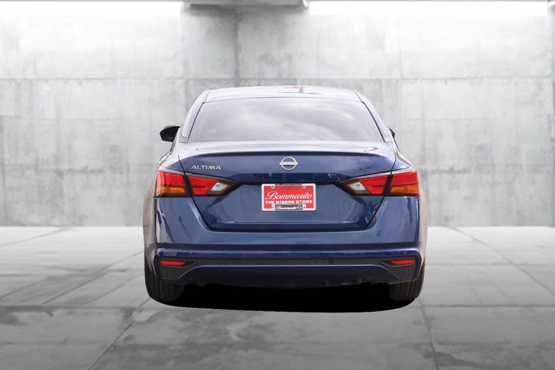 Nissan Altima Vehicle Image 06