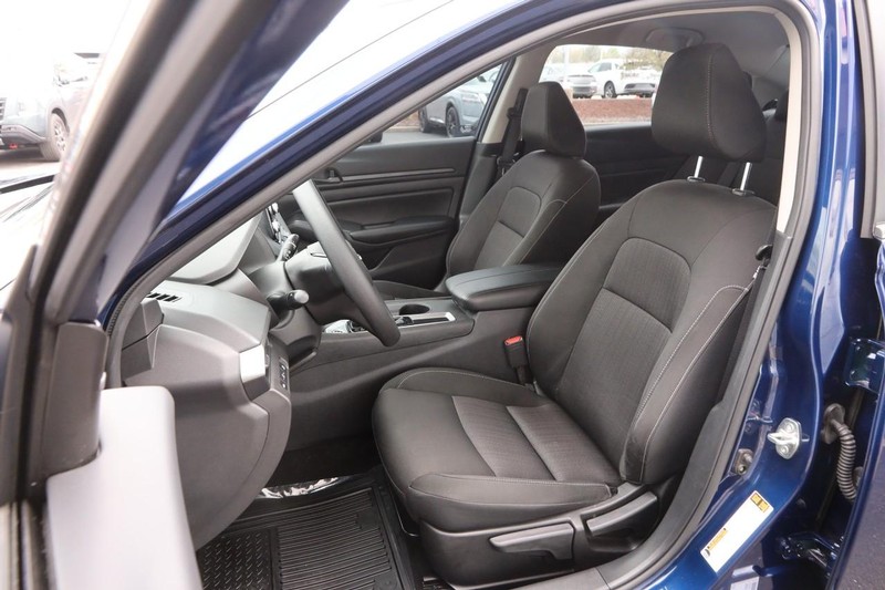 Nissan Altima Vehicle Image 08