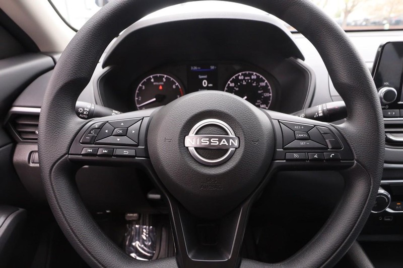 Nissan Altima Vehicle Image 10