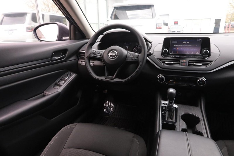 Nissan Altima Vehicle Image 20