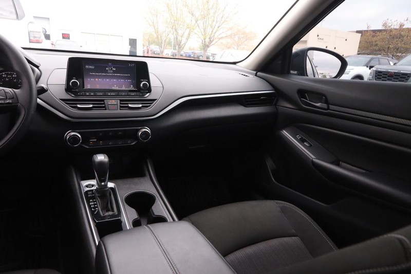 Nissan Altima Vehicle Image 23