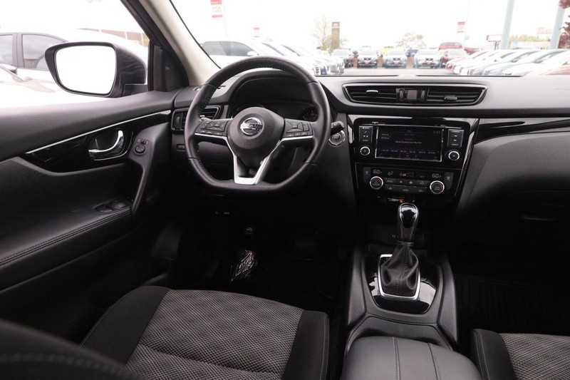 Nissan Rogue Sport Vehicle Image 22