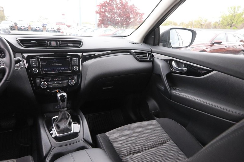 Nissan Rogue Sport Vehicle Image 25