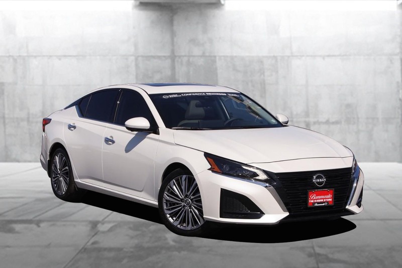 Nissan Altima Vehicle Image 02