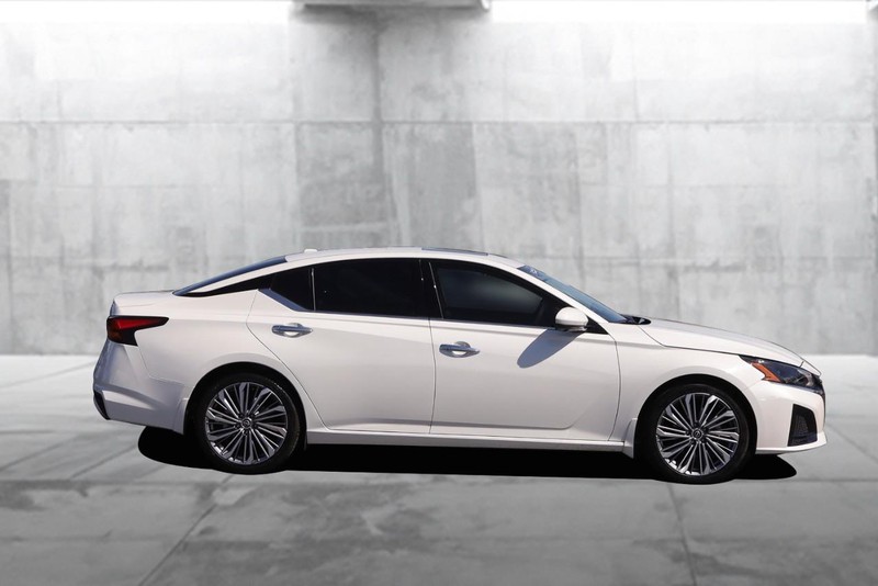 Nissan Altima Vehicle Image 05