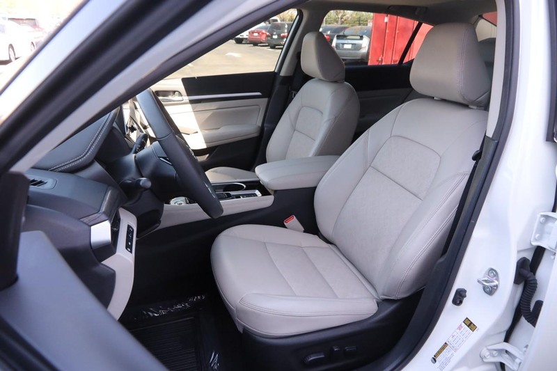 Nissan Altima Vehicle Image 09