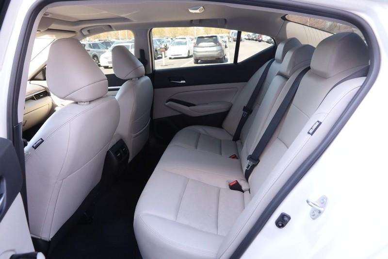 Nissan Altima Vehicle Image 10
