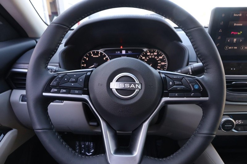 Nissan Altima Vehicle Image 11