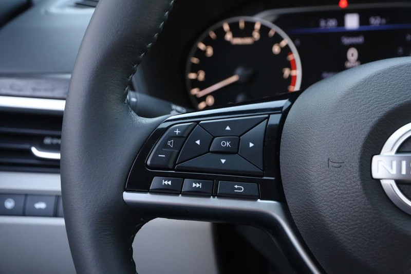 Nissan Altima Vehicle Image 12