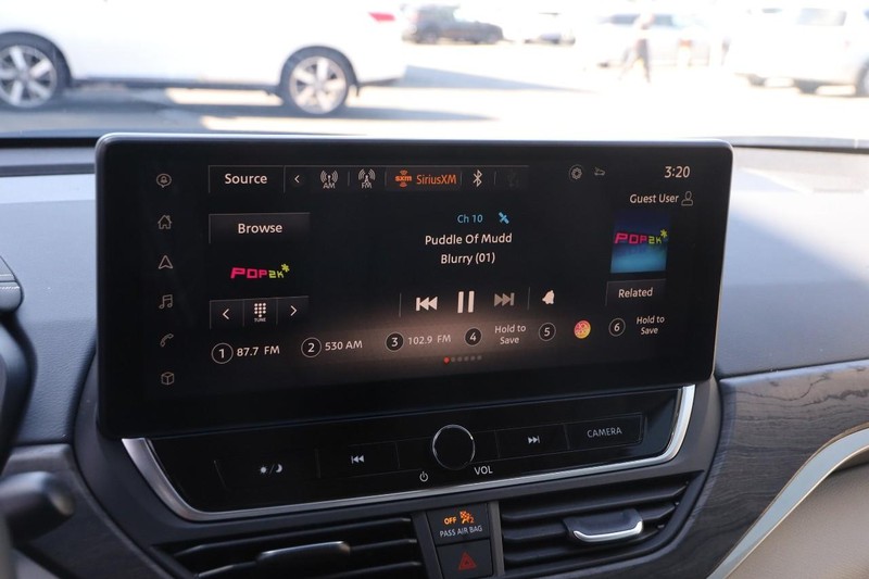 Nissan Altima Vehicle Image 15