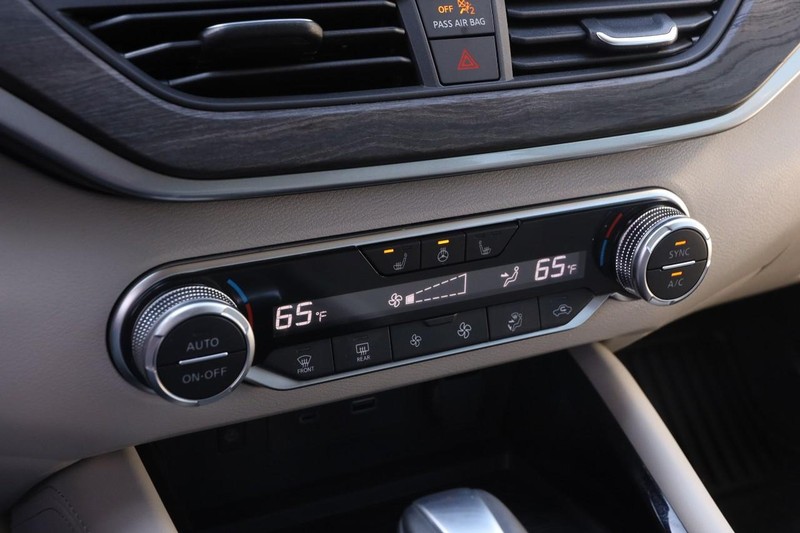 Nissan Altima Vehicle Image 17