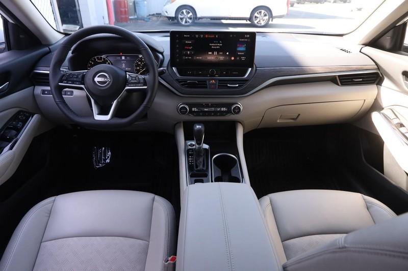 Nissan Altima Vehicle Image 20