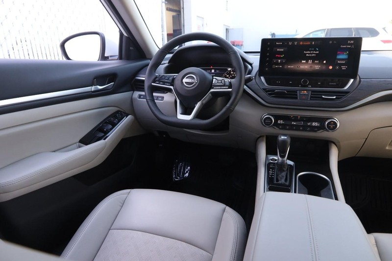 Nissan Altima Vehicle Image 21