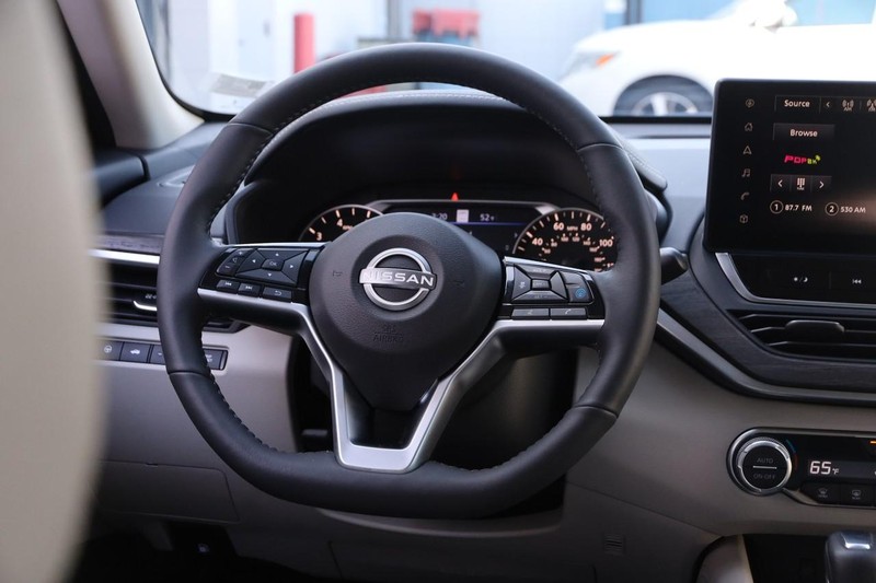 Nissan Altima Vehicle Image 22
