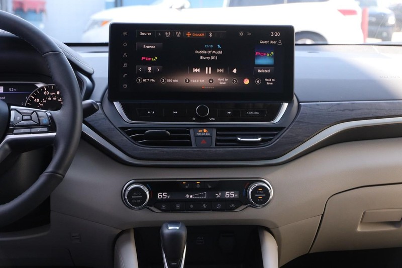 Nissan Altima Vehicle Image 23